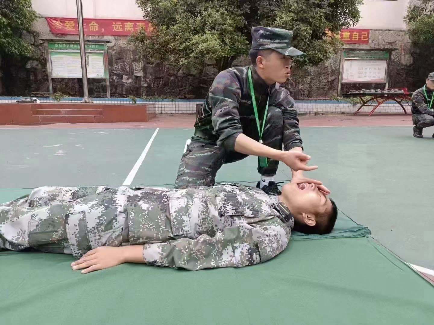 遇到危險怎么辦？教官現(xiàn)場演練教學(xué)