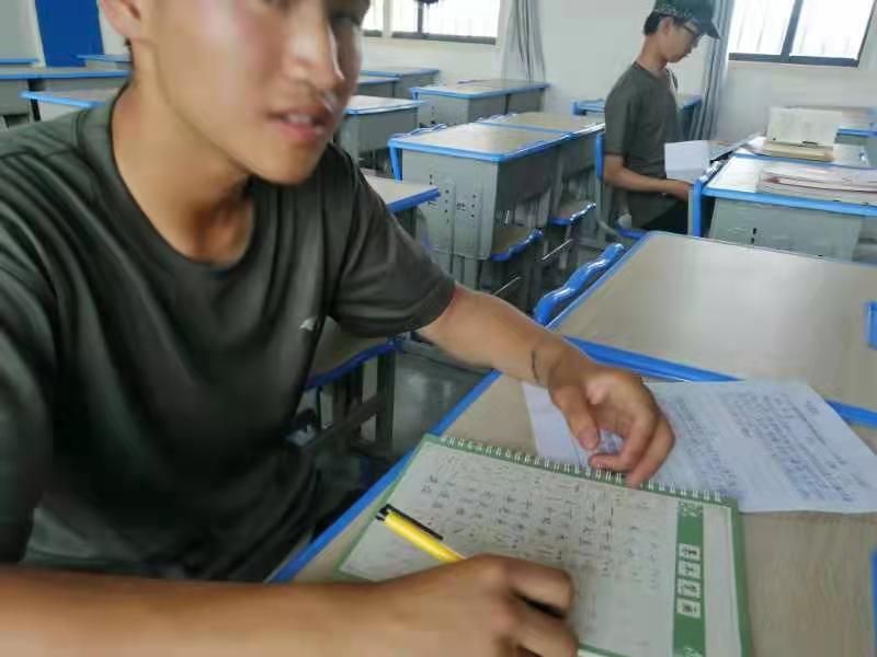 肢體上的接觸往往更能夠表達父母的愛意