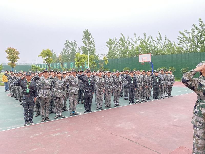 周一開場(chǎng)白，學(xué)生集體喊口號(hào)