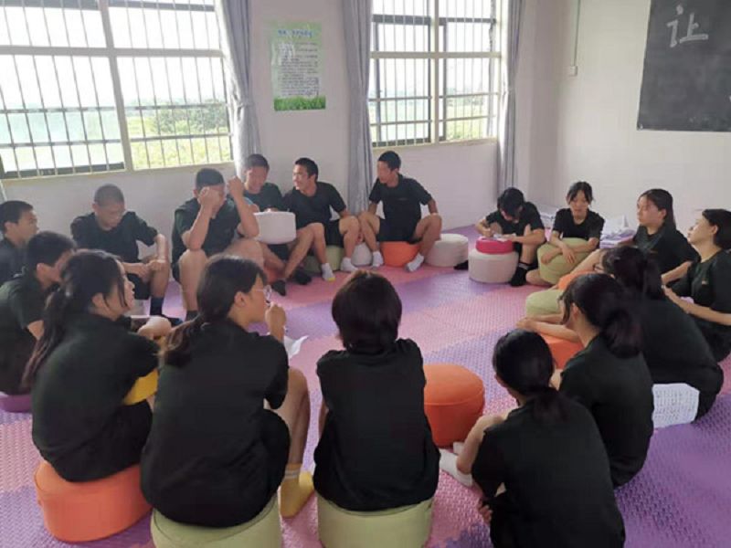 特訓學校學生在團體心理輔導室玩團體小游戲