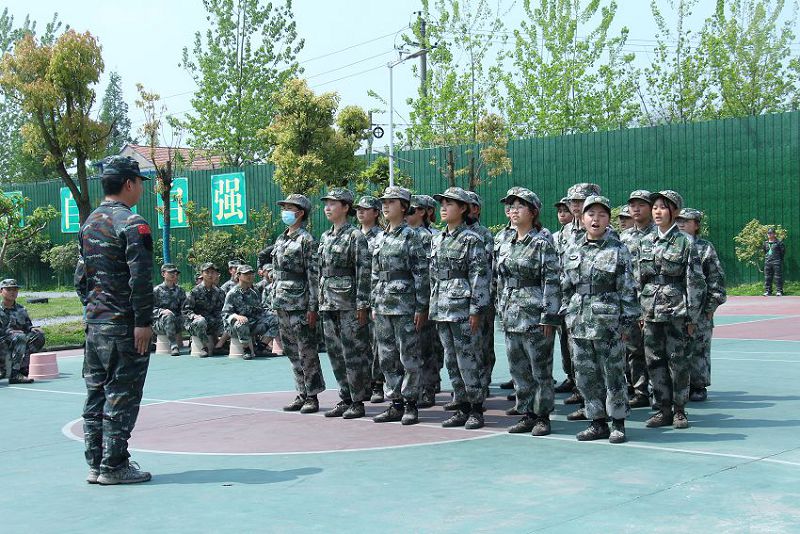 為什么學校強調準軍事化教育？