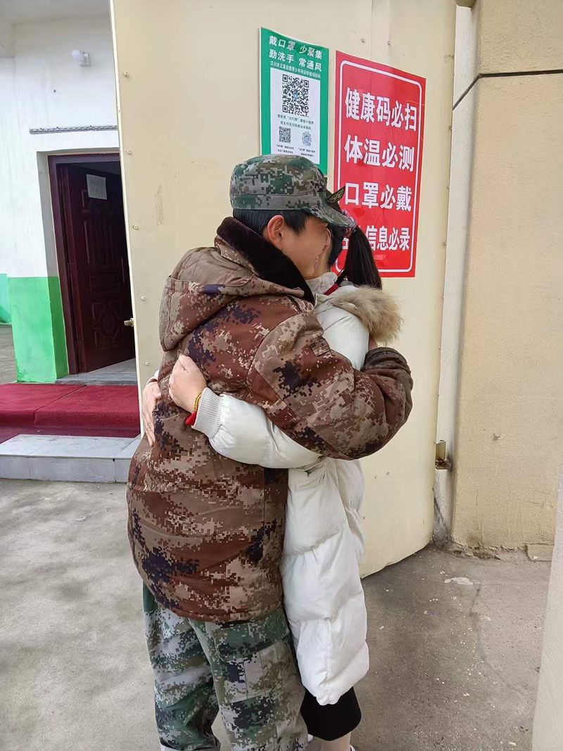 肢體上的接觸往往更能夠表達(dá)父母的愛(ài)意(圖1)