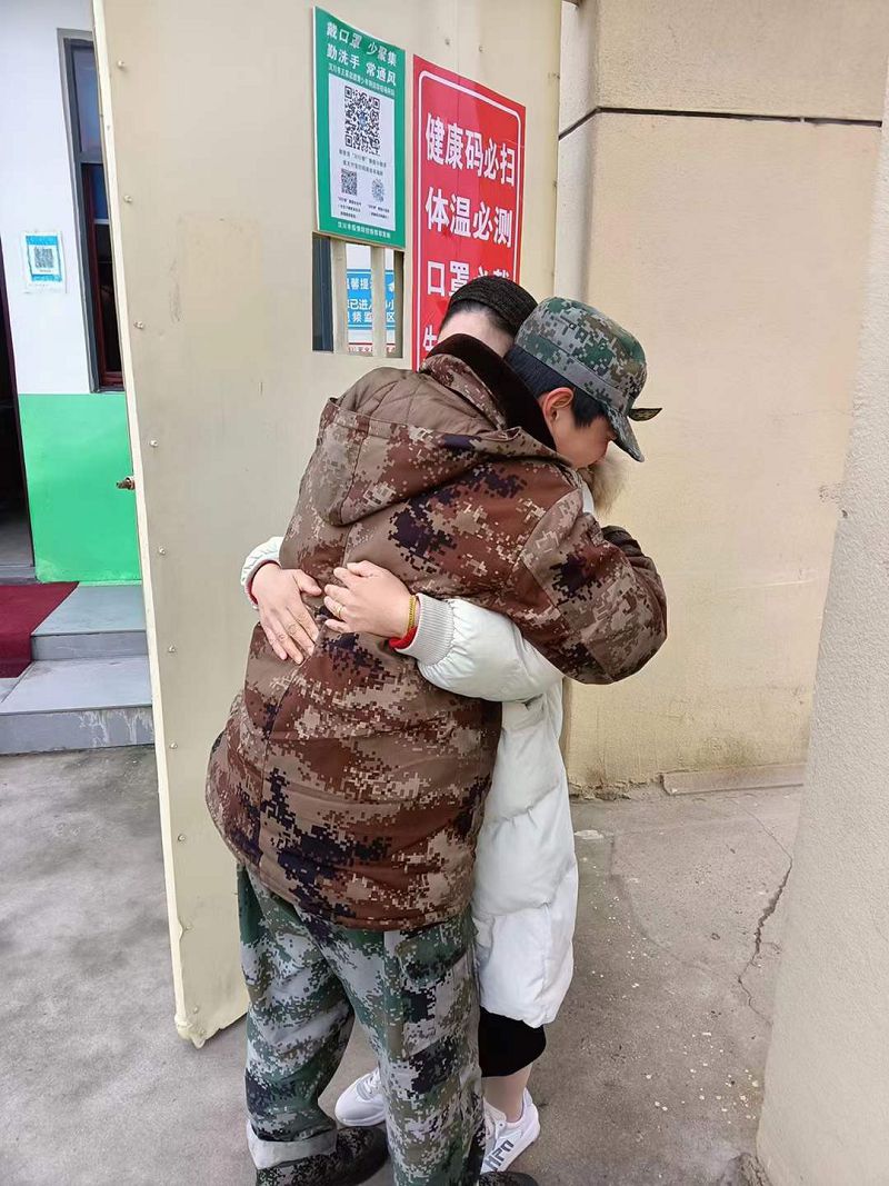 肢體上的接觸往往更能夠表達(dá)父母的愛(ài)意(圖2)