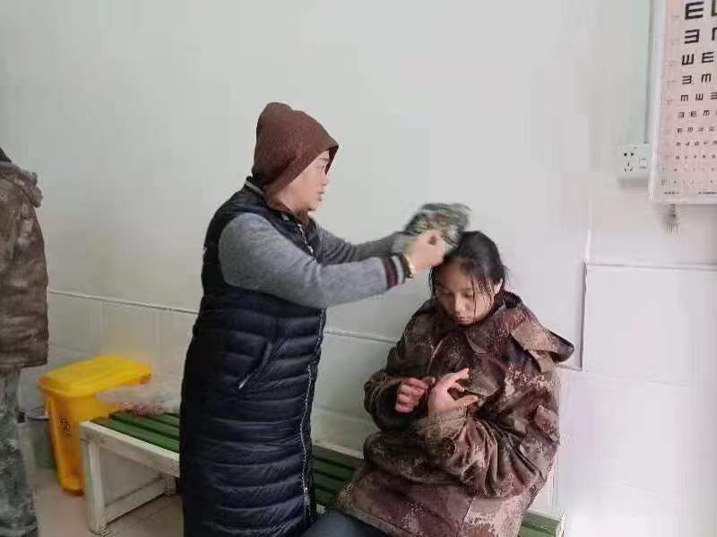 定期開展的表彰大會認可他們，希望他們越來越優秀