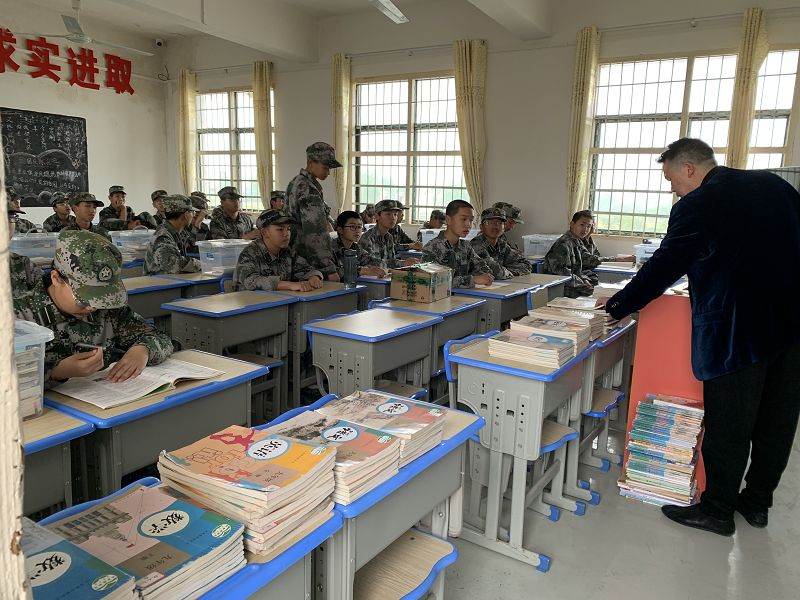 學生們人在學校，也不忘關心國家大事
