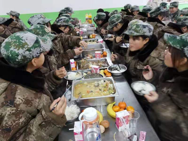 和孩子相處時順著他的同時原則性東西不能退步