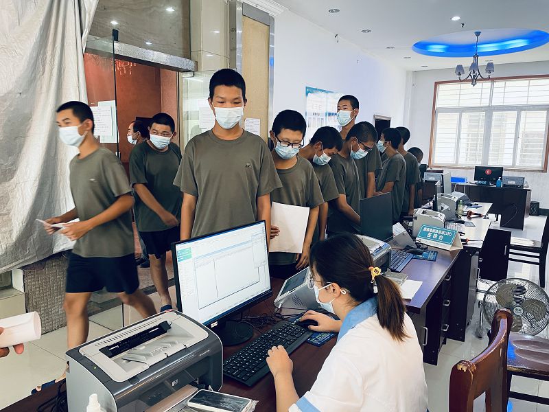 孩子沉迷手機游戲，不愿意上學怎么辦？