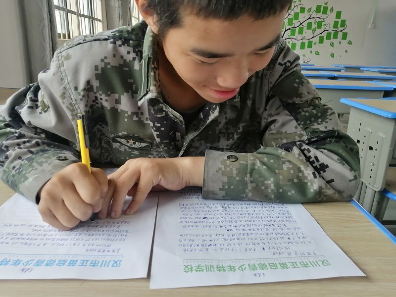 小孩早戀的表現(xiàn)，小孩子早戀怎么勸導(dǎo)?