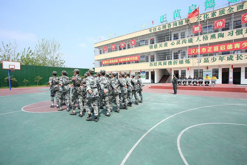 通過準軍事化管理，讓孩子們能感受到規(guī)則感